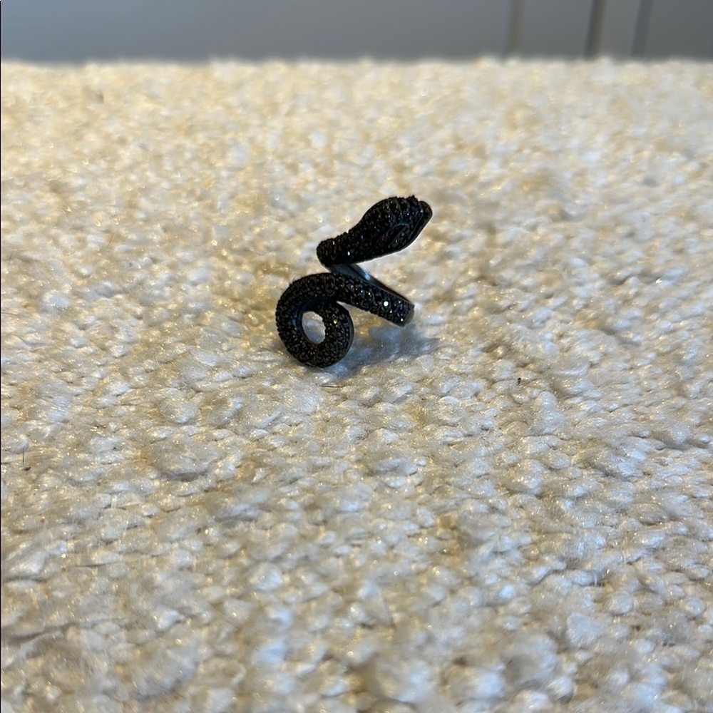 Black Stoned Reptile Ring